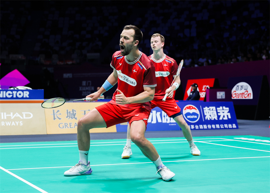 毫不吝啬地 毫不吝啬地