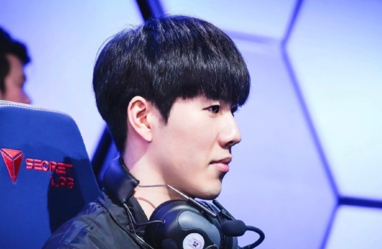 他曾三次捧 他曾三次捧